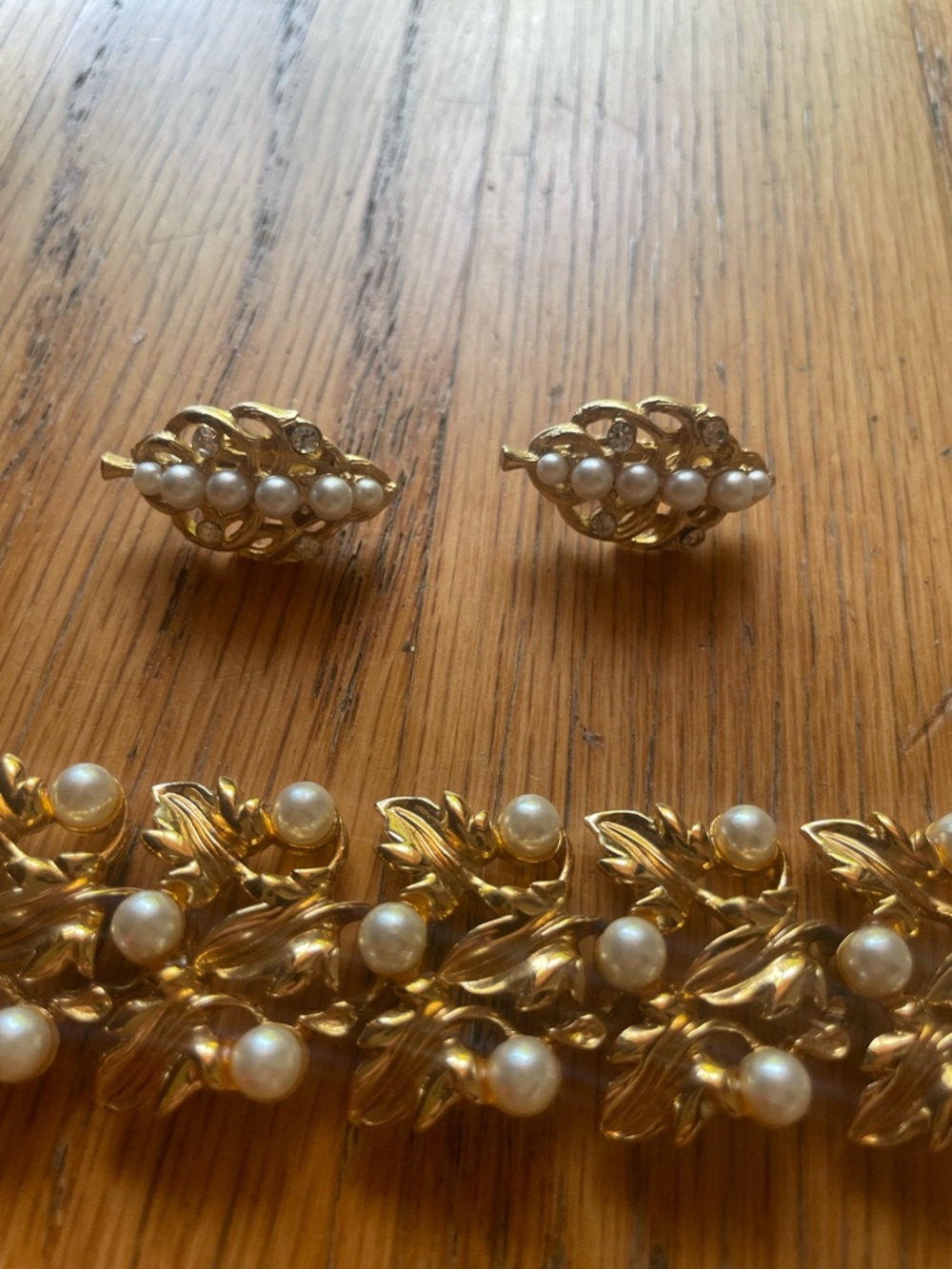 Vintage costume jewelry Gold Leaf Pearl Accent Bracelet and Earrings Set - Picture 3 of 4